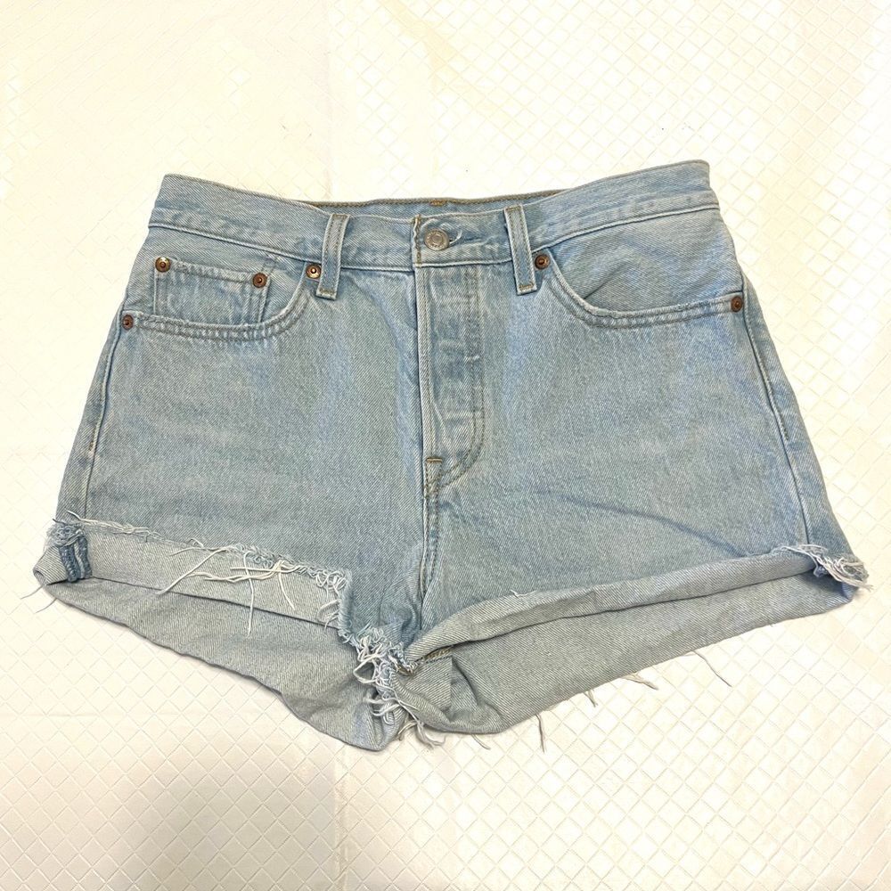 Levi’s Wedgie Jean Shorts Cutoffs Raw Hem Light Wash Button Fly Premium Size 28 - Picture 2 of 15